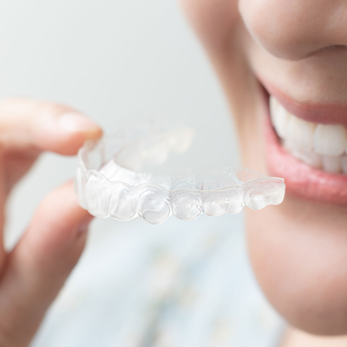 Making the Choice Between Metal Braces and Invisalign™
